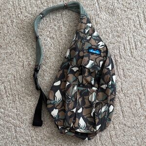 KAVU Floral Bag in Floral Mural pattern. LIKE NEW